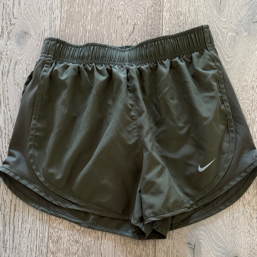 Nike Women's Tempo Green Athletic Shorts Small in Excellent Condition